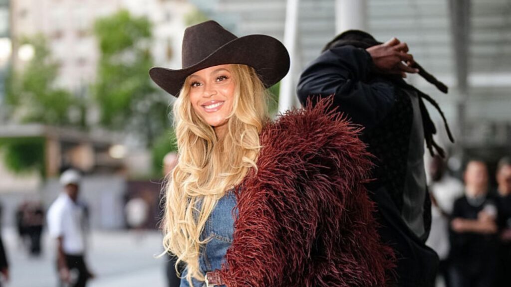 Beyoncé Has Frightening Encounter During Houston Show