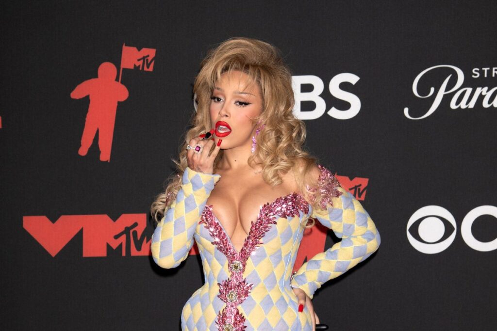 Doja Cat Red Carpet Lipstick Trick Was Really Sweet Surprise