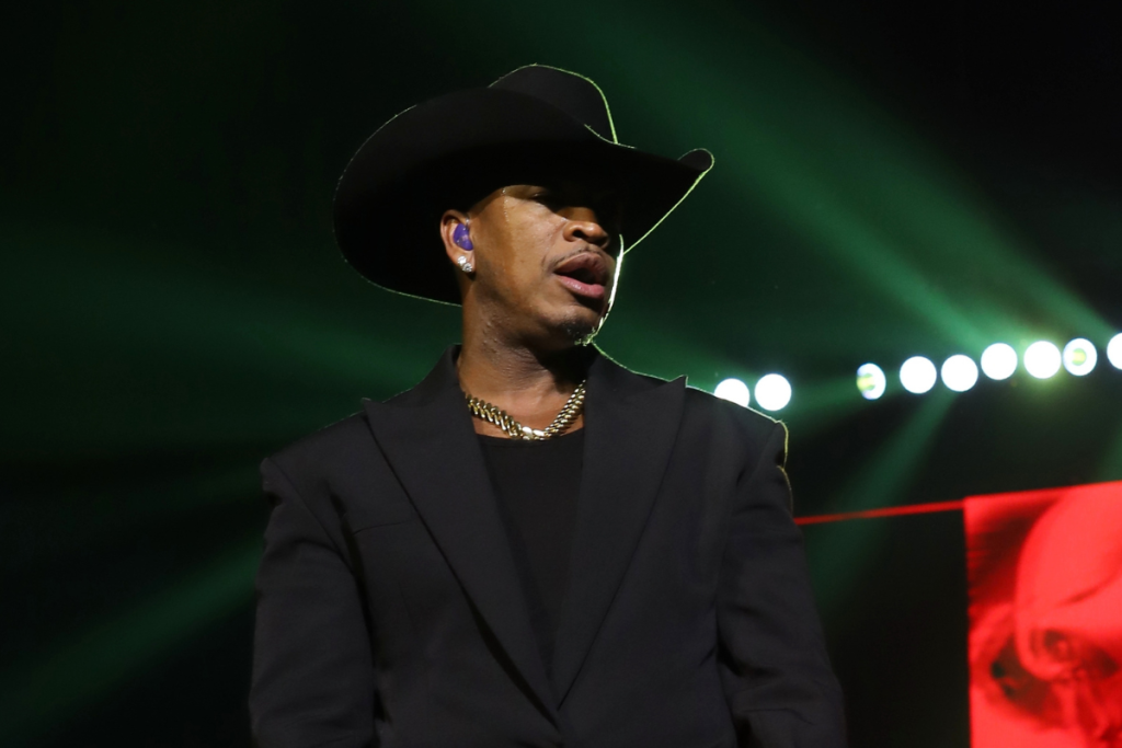 Ne-Yo Snatches Stage Crasher By The Neck During Live Show: "Don't Try Me"