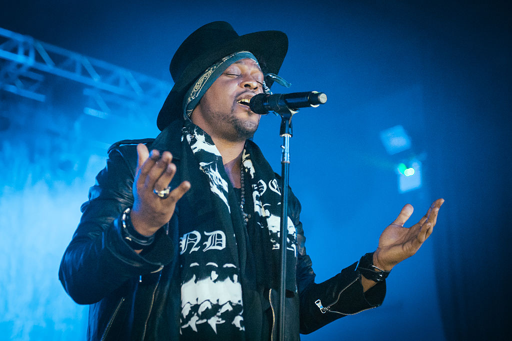 Beyoncé Pays Tribute To D'Angelo Following His Passing