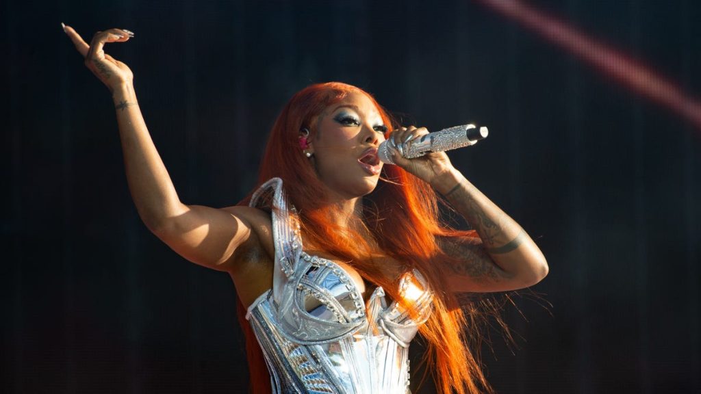 Summer Walker Jokes She’s Been Working "Like A Slave," Urges Fans To Buy 'Finally Over It'