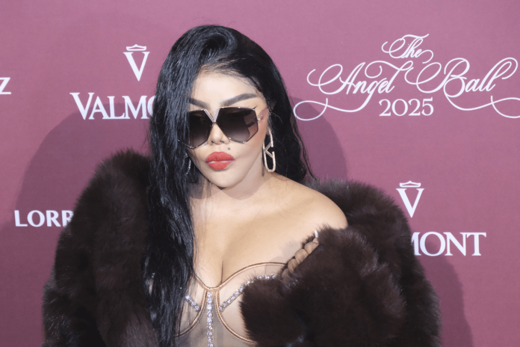 Lil' Kim Rocks Barclays Center As Nets Debut Notorious B.I.G. Tribute Jerseys On "Biggie Night"