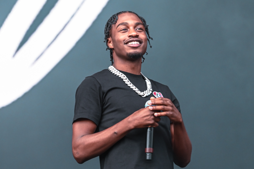 Lil Tjay Performs At Applebee's, Twitter Erupts Over Unconventional Venue Choice