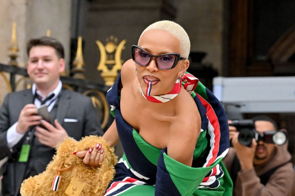 Doja Cat Deep Throats Microphone During Stunt At Seoul Concert