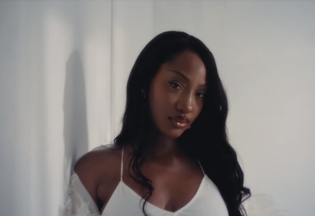 Tems' New Pics Have Men Ready To Marry & Fans Listening To New EP